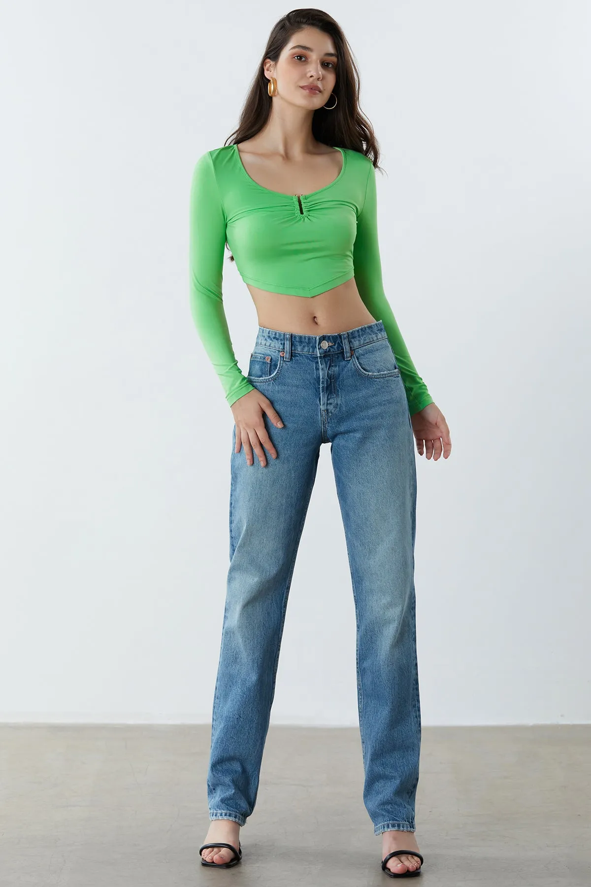 U-ring Ruched Round Neck Crop Tee