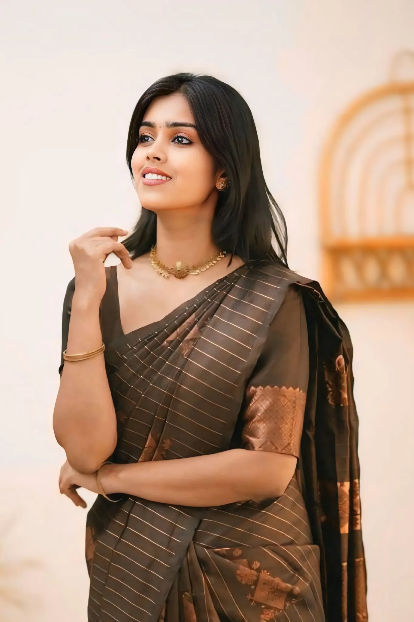 WOMAN’S BEAUTIFULLY DESIGNED TRADITIONAL INDIAL CULTURAL SAREE